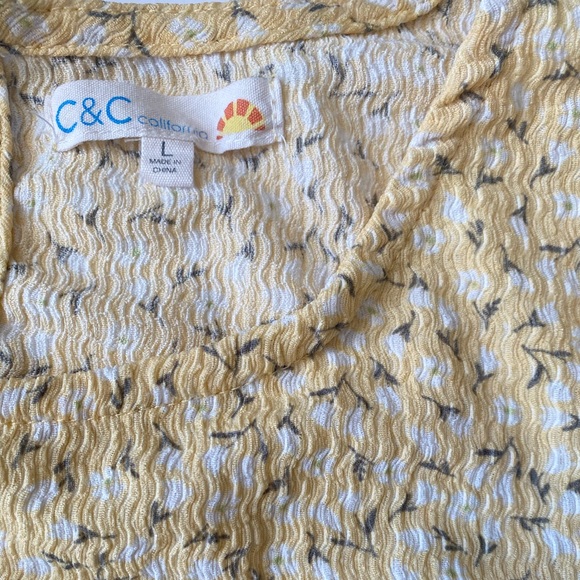 Yellow floral peplum top 🌼 - Picture 4 of 4